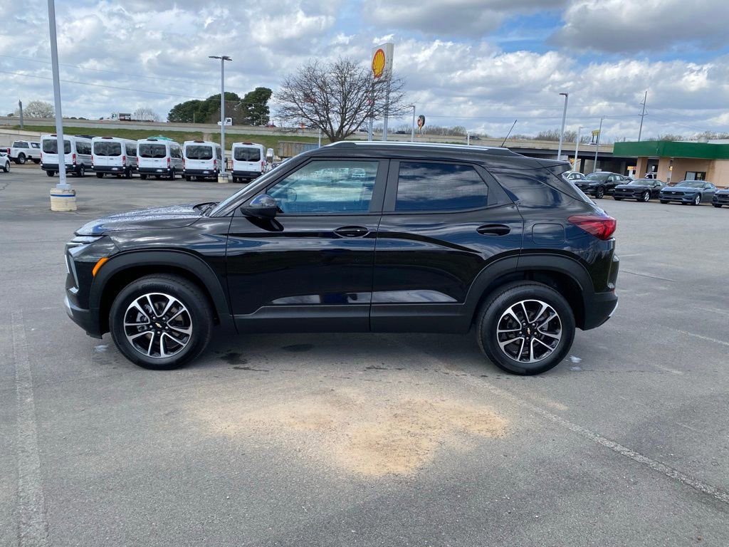 Used 2025 Chevrolet TrailBlazer LT image 2