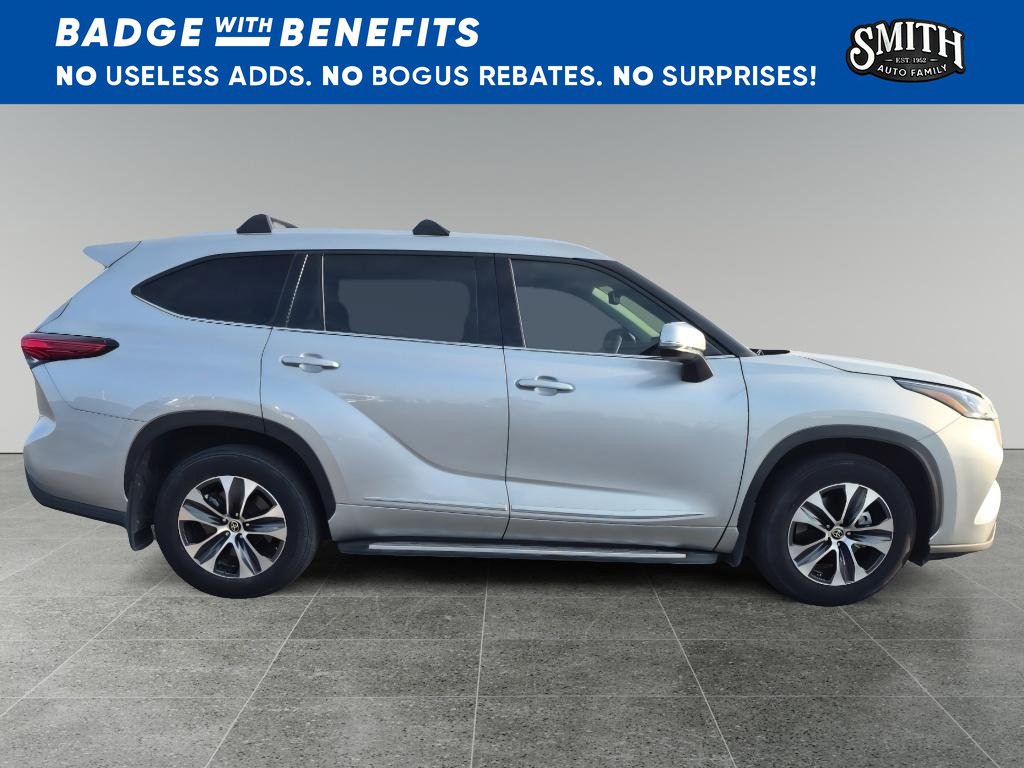 Used 2022 Toyota Highlander XLE AWD/4WD image 3