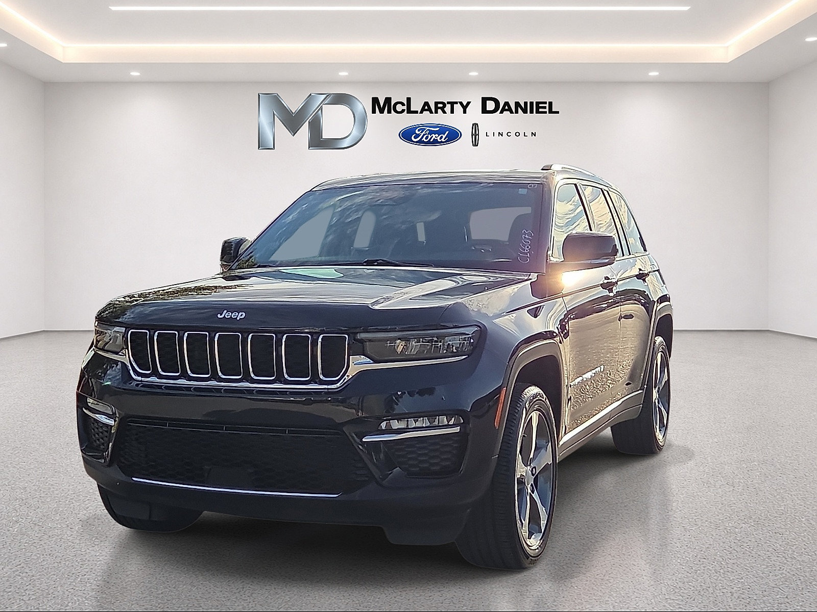 Used 2024 Jeep Grand Cherokee Limited w/ Trailer Tow Package AWD/4WD image 2