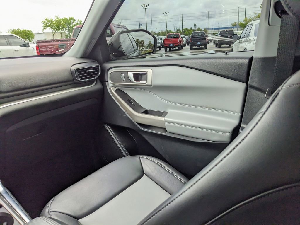 Certified 2022 Ford Explorer XLT w/ Equipment Group 202A image 18