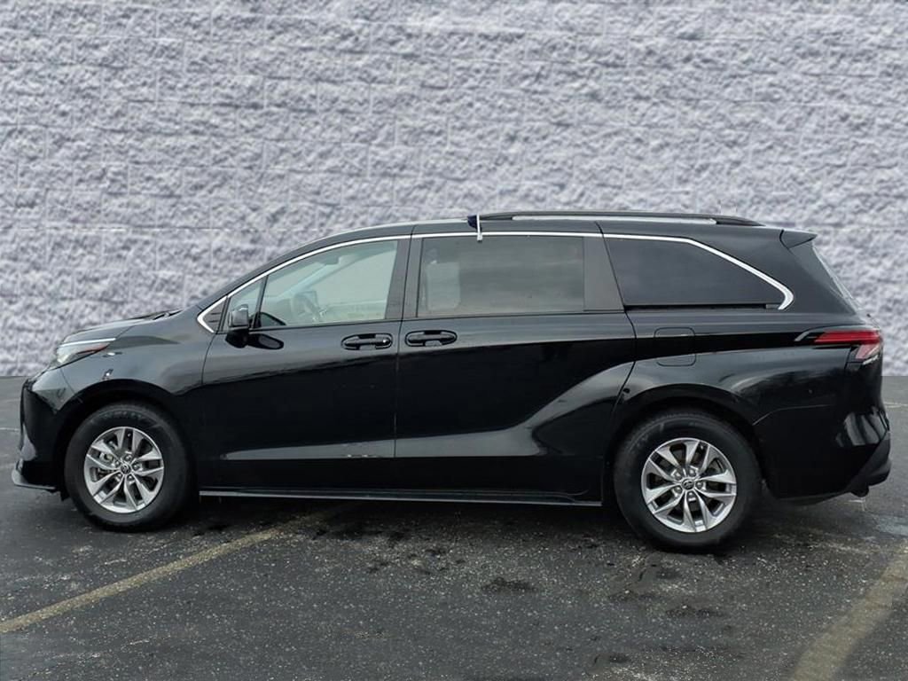 Used 2022 Toyota Sienna LE image 2