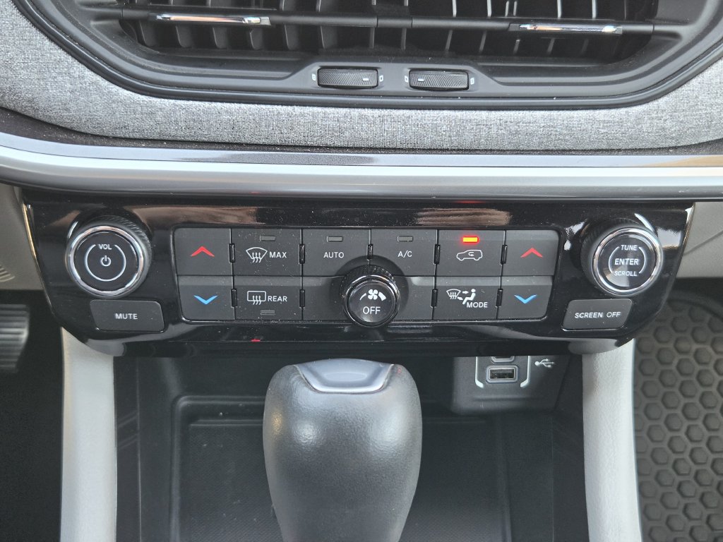 Used 2023 Jeep Compass Latitude w/ Convenience Group AWD/4WD image 17