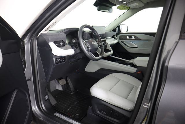 Certified 2025 Ford Explorer Platinum w/ Ultimate Package AWD/4WD image 31