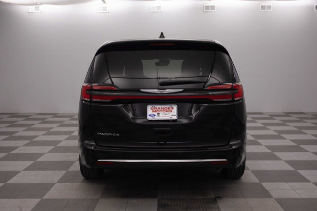 Used 2025 Chrysler Pacifica Select FWD image 9