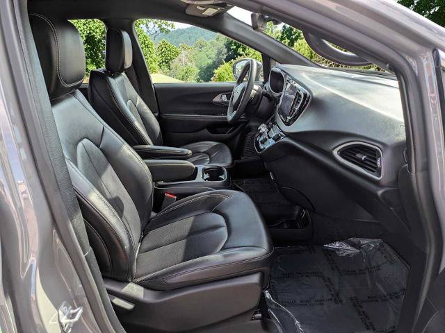 Used 2025 Chrysler Pacifica Select FWD image 17