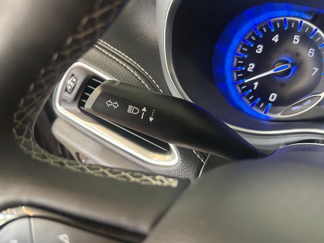 Used 2025 Chrysler Pacifica Limited FWD image 18