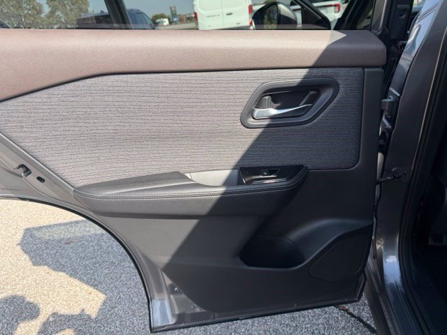 Used 2023 Nissan Rogue SV AWD/4WD image 25