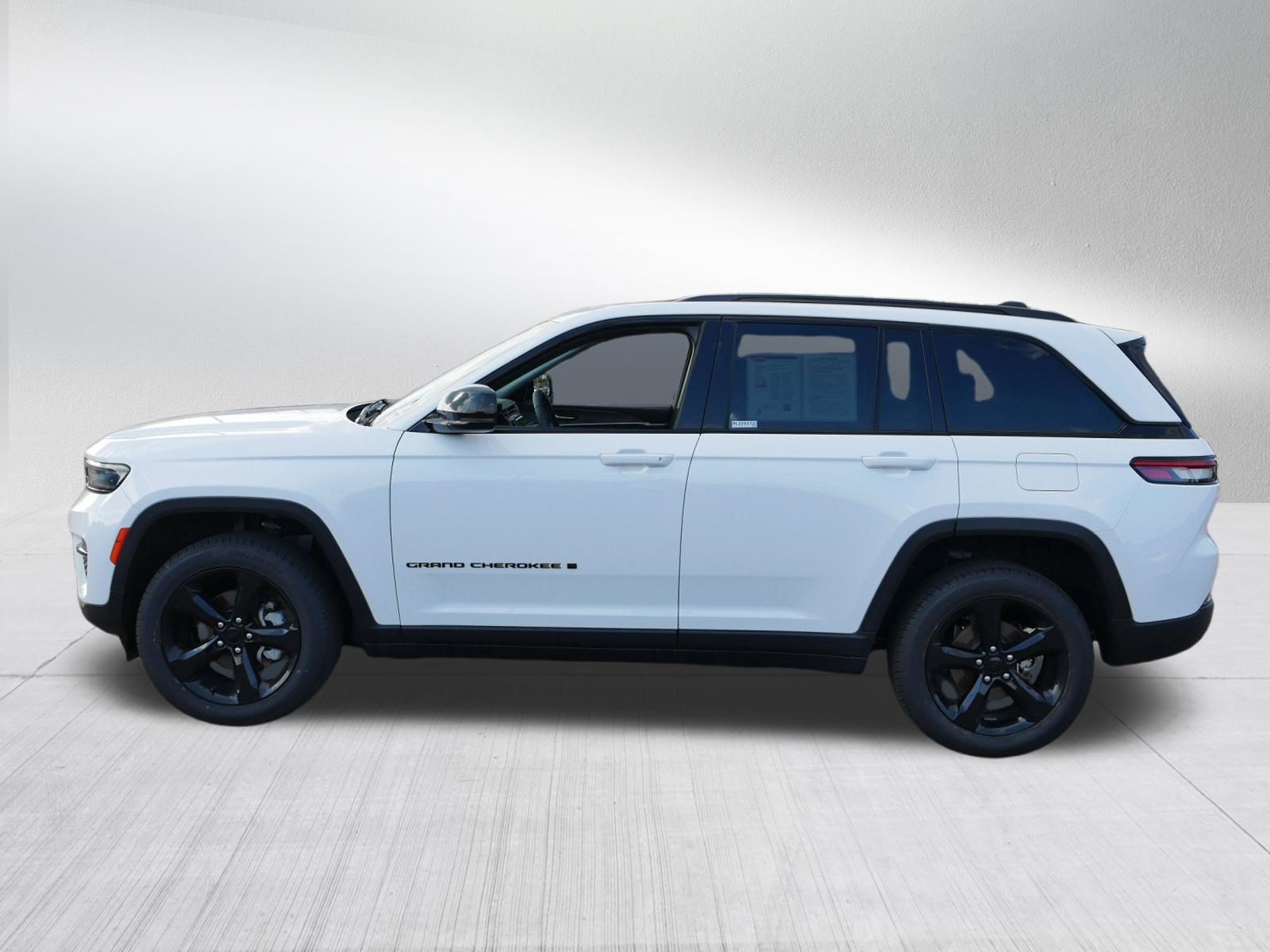 Used 2024 Jeep Grand Cherokee Limited w/ Black Appearance Package AWD/4WD image 4