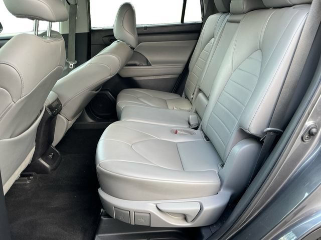 Used 2021 Toyota Highlander XLE AWD/4WD image 16