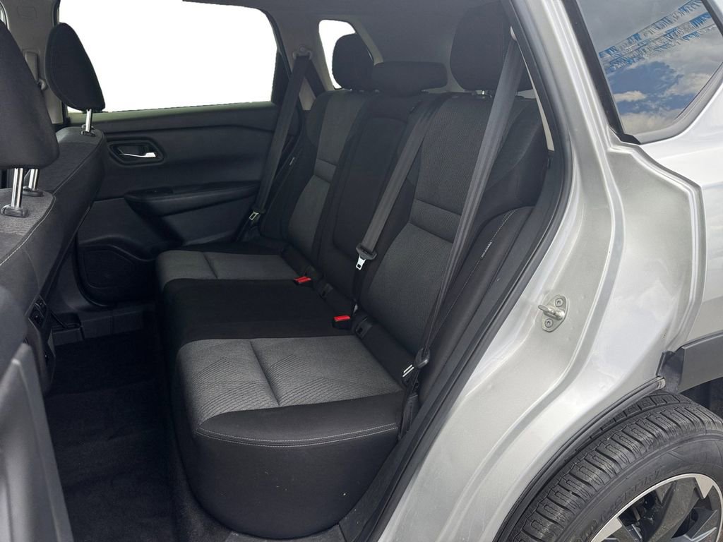 Used 2024 Nissan Rogue SV AWD/4WD image 16
