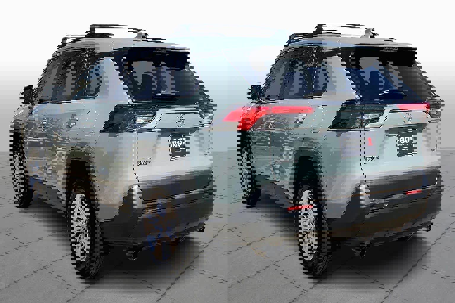 Used 2021 Toyota RAV4 XLE w/ Convenience Package image 4