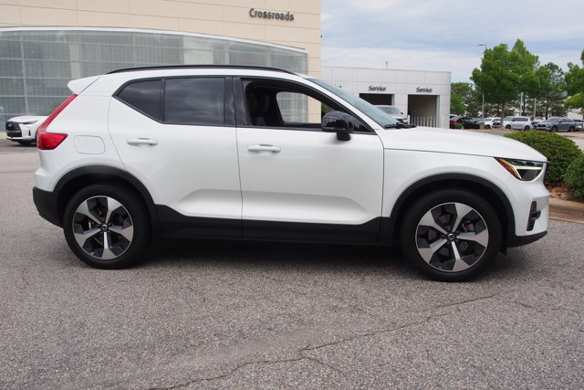 Used 2023 Volvo XC40 B5 Plus AWD/4WD image 9