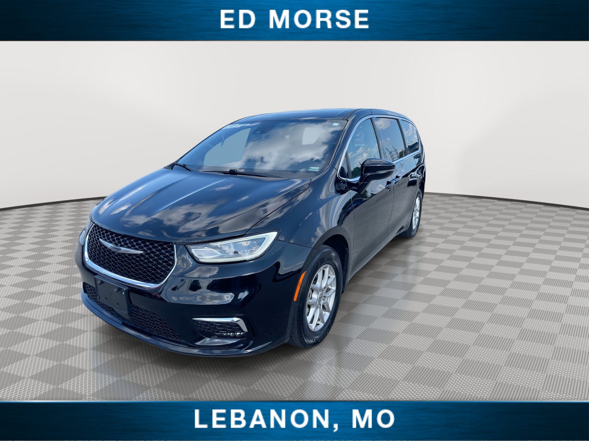Used 2025 Chrysler Pacifica Select FWD image 4