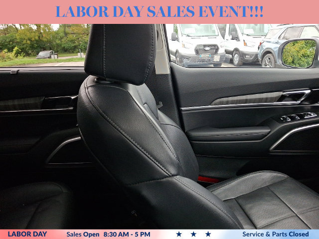 Used 2024 Kia Telluride EX w/ EX Captain's Chair Package FWD image 13