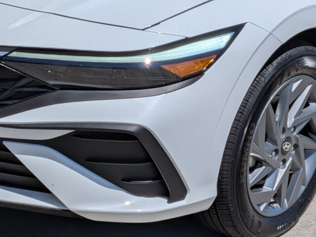 Used 2025 Hyundai Elantra Hybrid FWD image 10