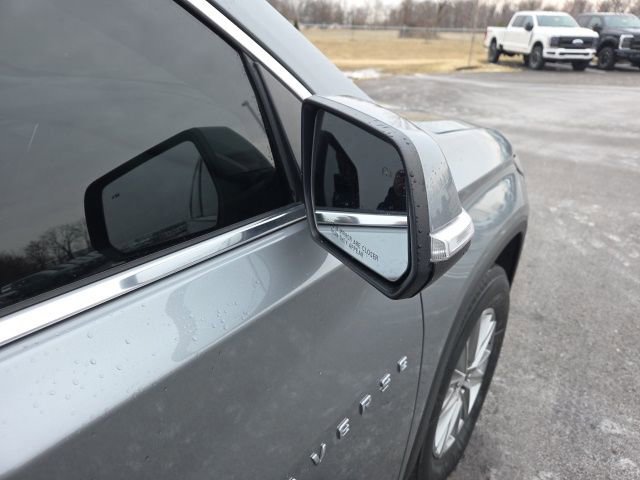 Used 2023 Chevrolet Traverse LT image 10