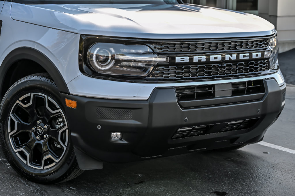 Certified 2025 Ford Bronco Sport Outer Banks w/ Outer Banks Tech Package+ AWD/4WD image 2