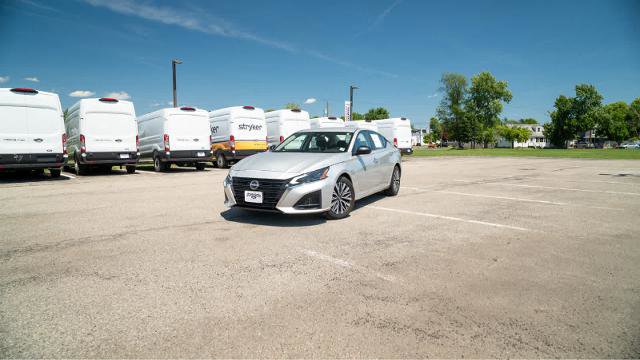 Used 2024 Nissan Altima 2.5 SV FWD image 2