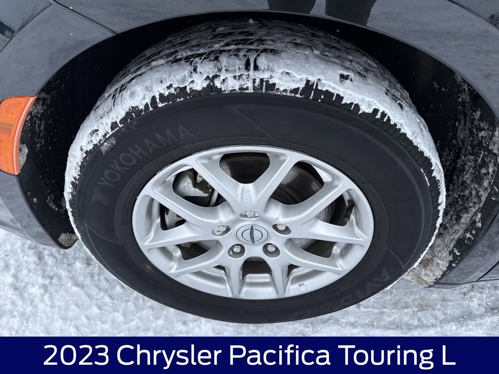 Used 2023 Chrysler Pacifica Touring-L image 11