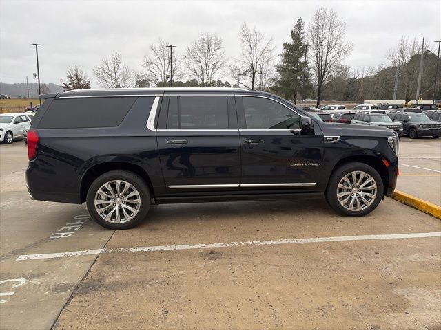 Used 2022 GMC Yukon XL Denali w/ Denali Premium Package image 14
