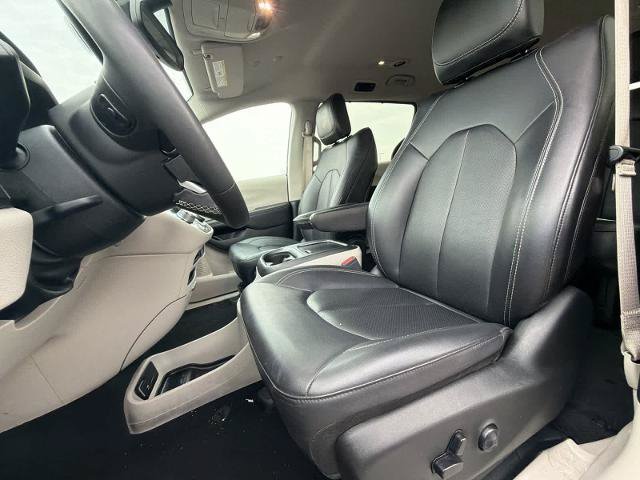 Used 2024 Chrysler Pacifica Touring-L FWD image 16