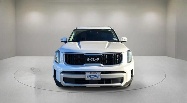 Used 2024 Kia Telluride EX w/ EX Captain's Chair Package AWD/4WD image 2
