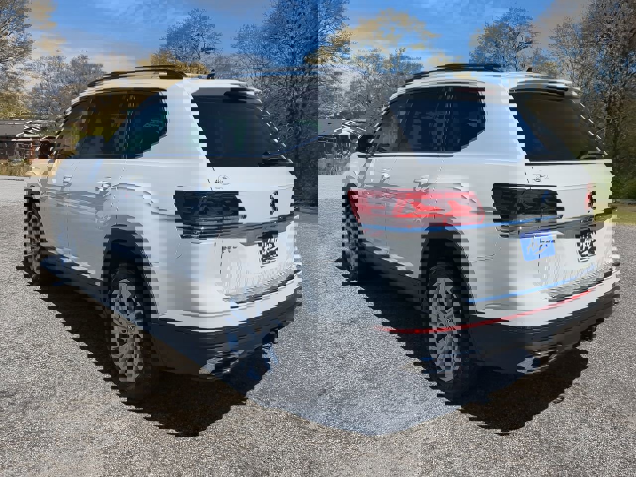 Used 2023 Volkswagen Atlas SE w/ Panoramic Sunroof Package image 2