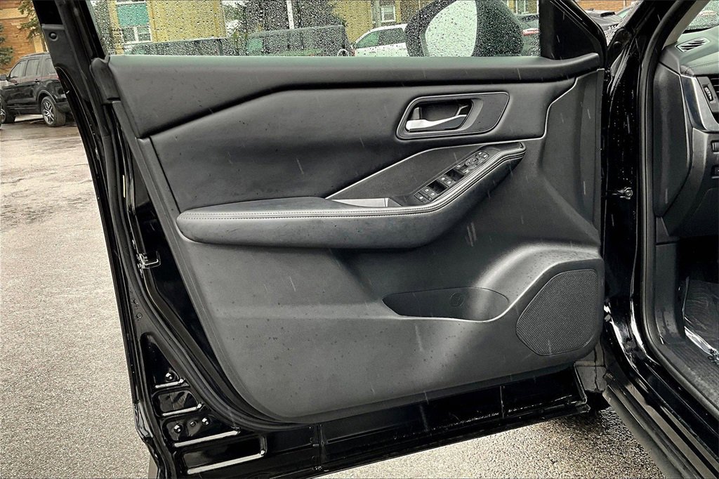 Used 2024 Nissan Rogue SV image 21