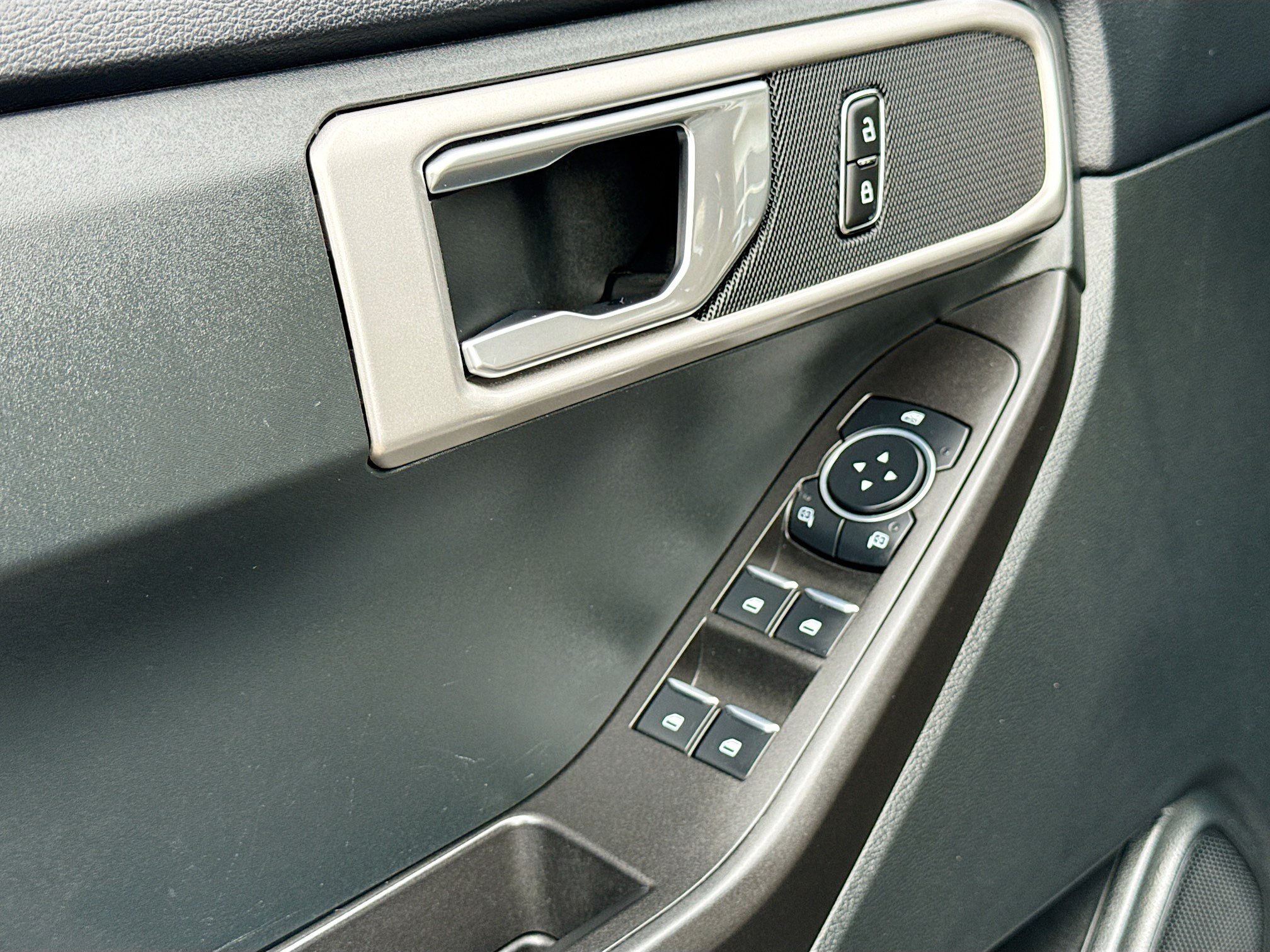 Certified 2023 Ford Explorer 4WD image 8