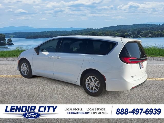 Used 2024 Chrysler Pacifica Touring-L FWD image 5