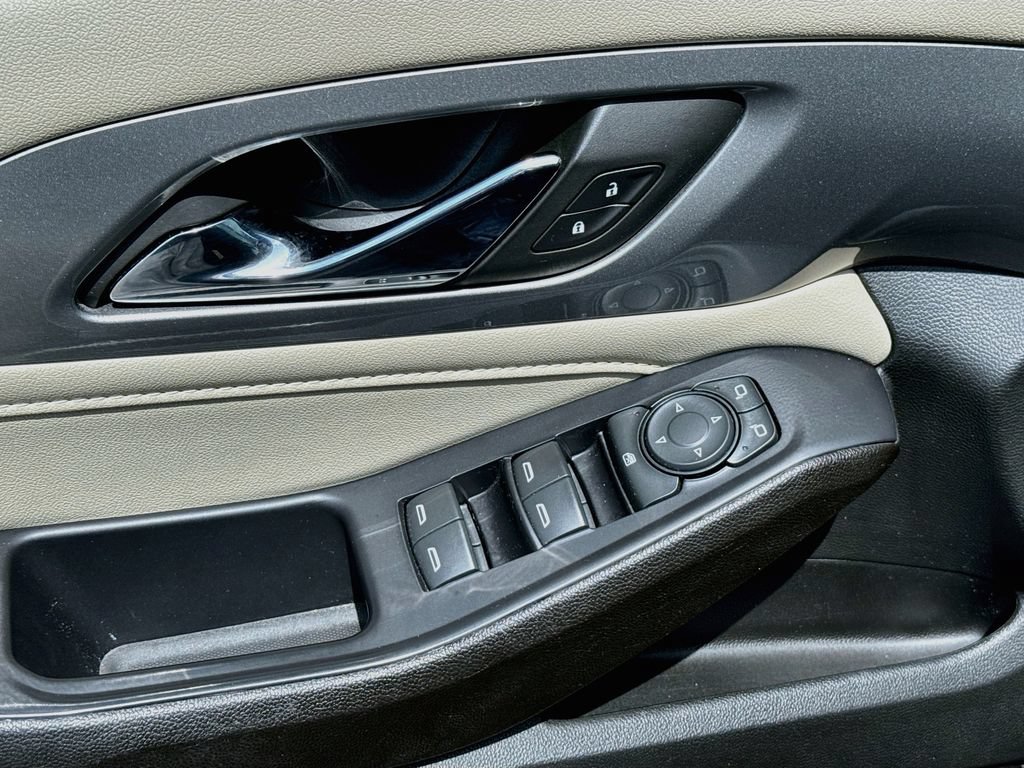Used 2022 Chevrolet Traverse LS FWD image 17
