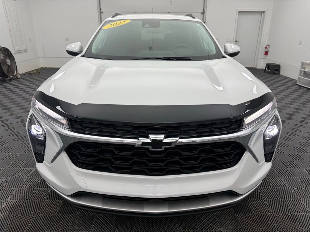 Used 2025 Chevrolet Trax LT w/ Driver Confidence Package image 9