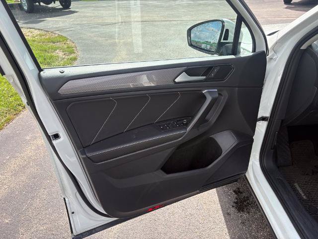 Used 2023 Volkswagen Tiguan SE w/ Panoramic Sunroof Package FWD image 14