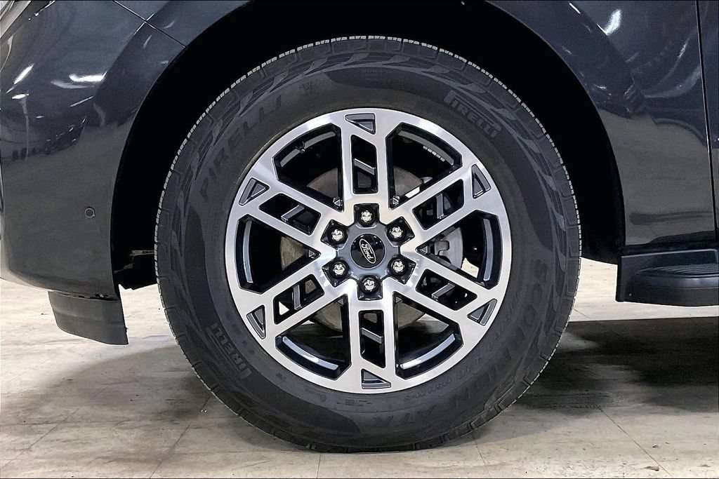 Certified 2025 Ford Expedition Active AWD/4WD image 9