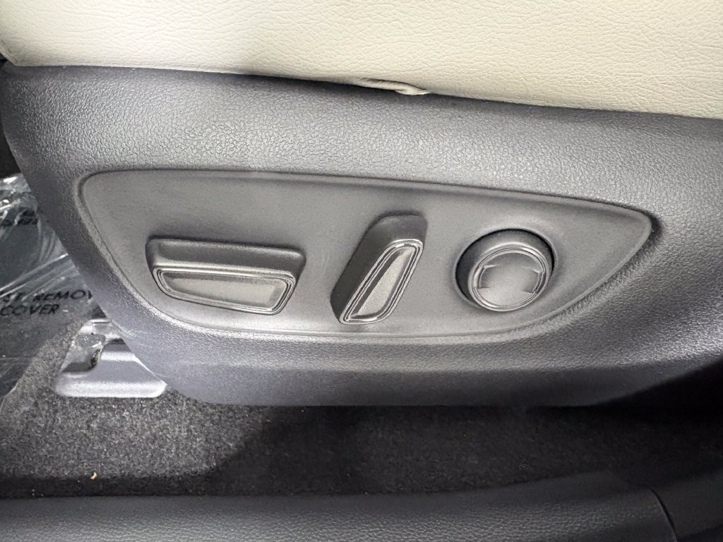 Used 2025 Toyota RAV4 XLE AWD/4WD image 14