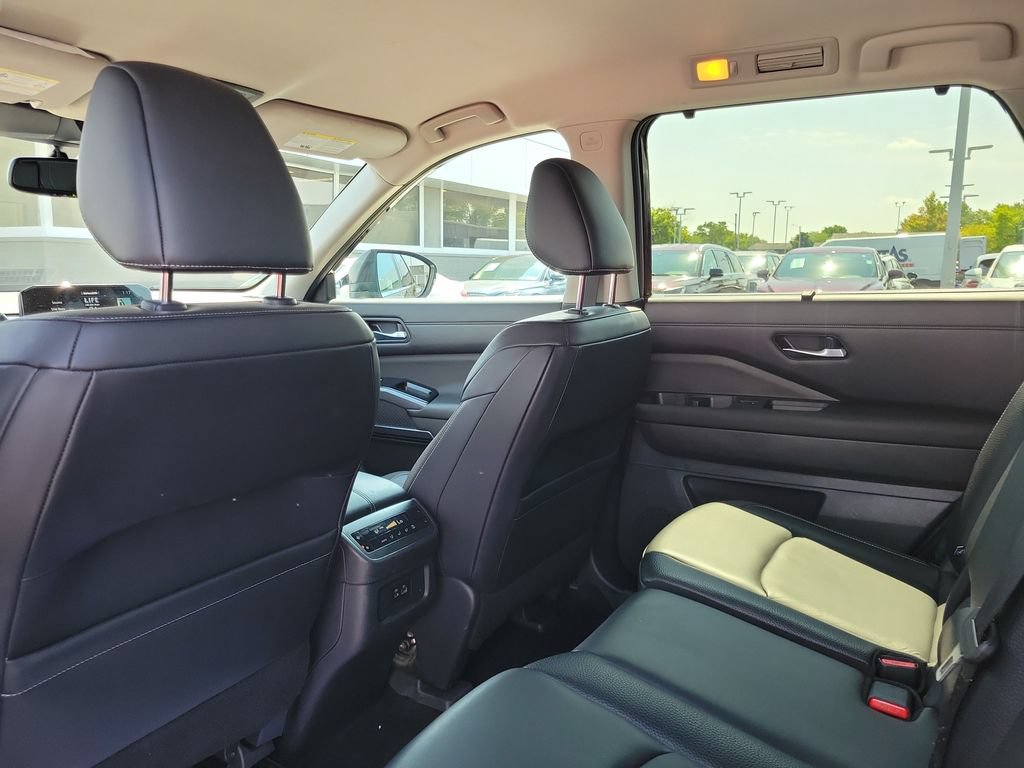 Used 2022 Nissan Pathfinder SL AWD/4WD image 16