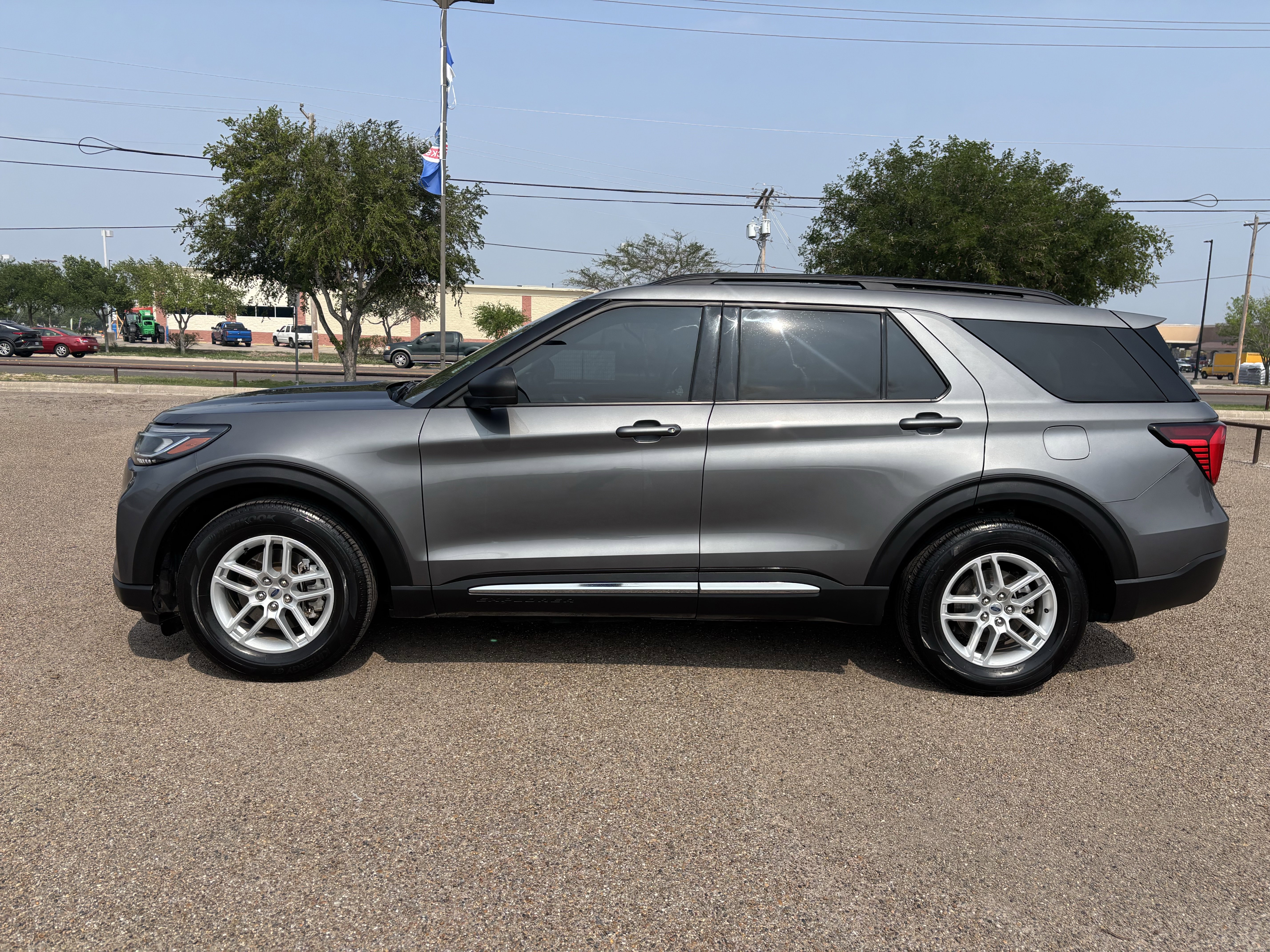 Certified 2025 Ford Explorer Active RWD image 3