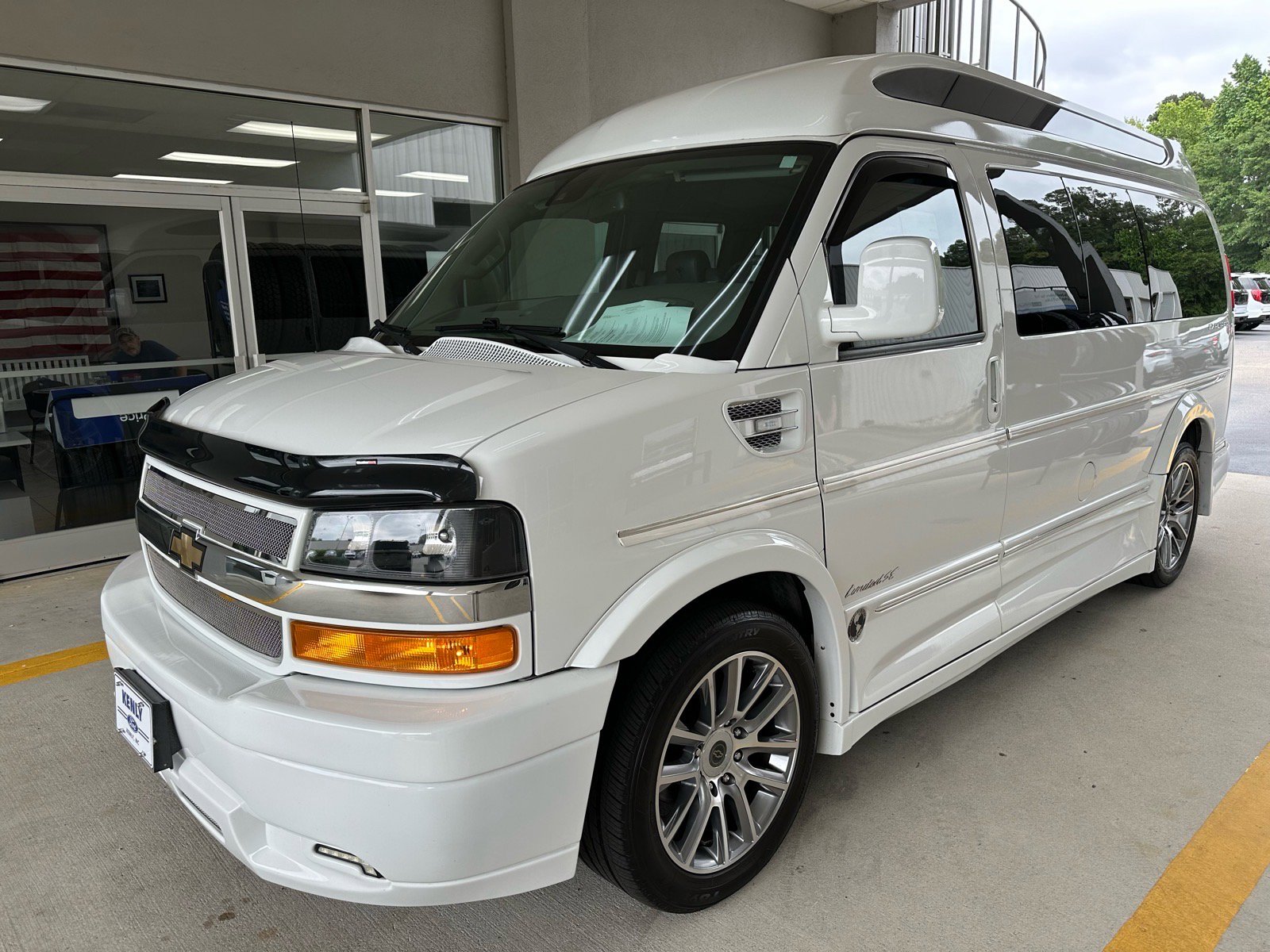 Used 2020 Chevrolet Express 2500 w/ Enhanced Convenience Package RWD image 3