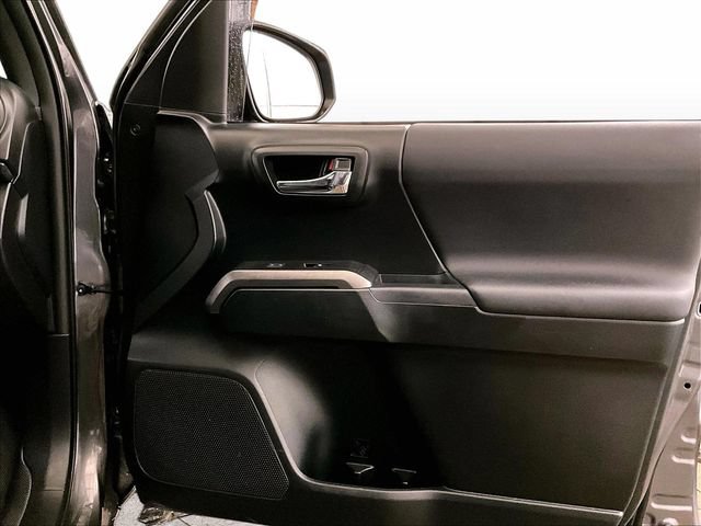 Used 2017 Toyota Tacoma TRD Sport AWD/4WD image 23