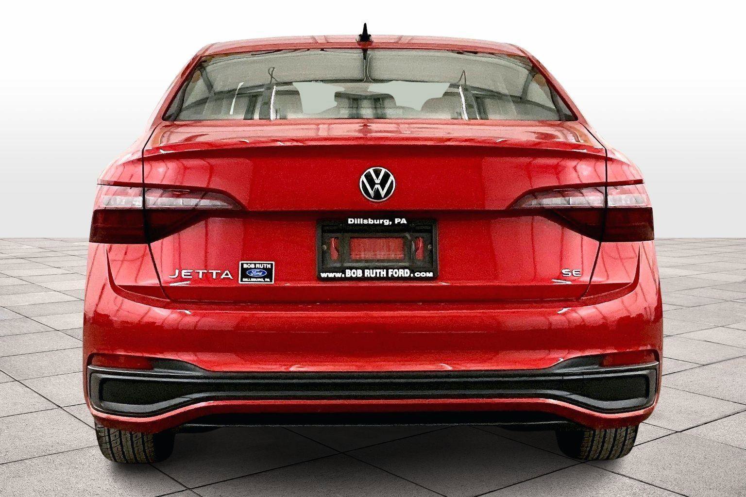 Used 2022 Volkswagen Jetta SE image 2