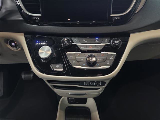 Used 2023 Chrysler Pacifica Touring-L image 13