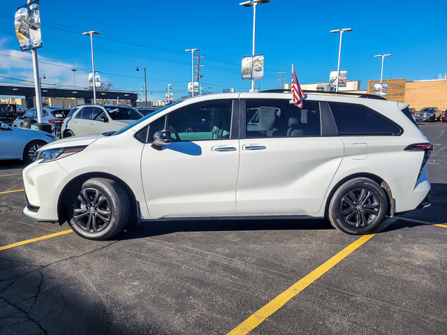 Used 2025 Toyota Sienna XSE image 2