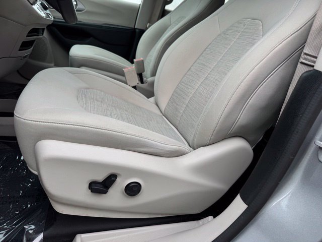 Used 2019 Chrysler Pacifica Touring Plus FWD image 6