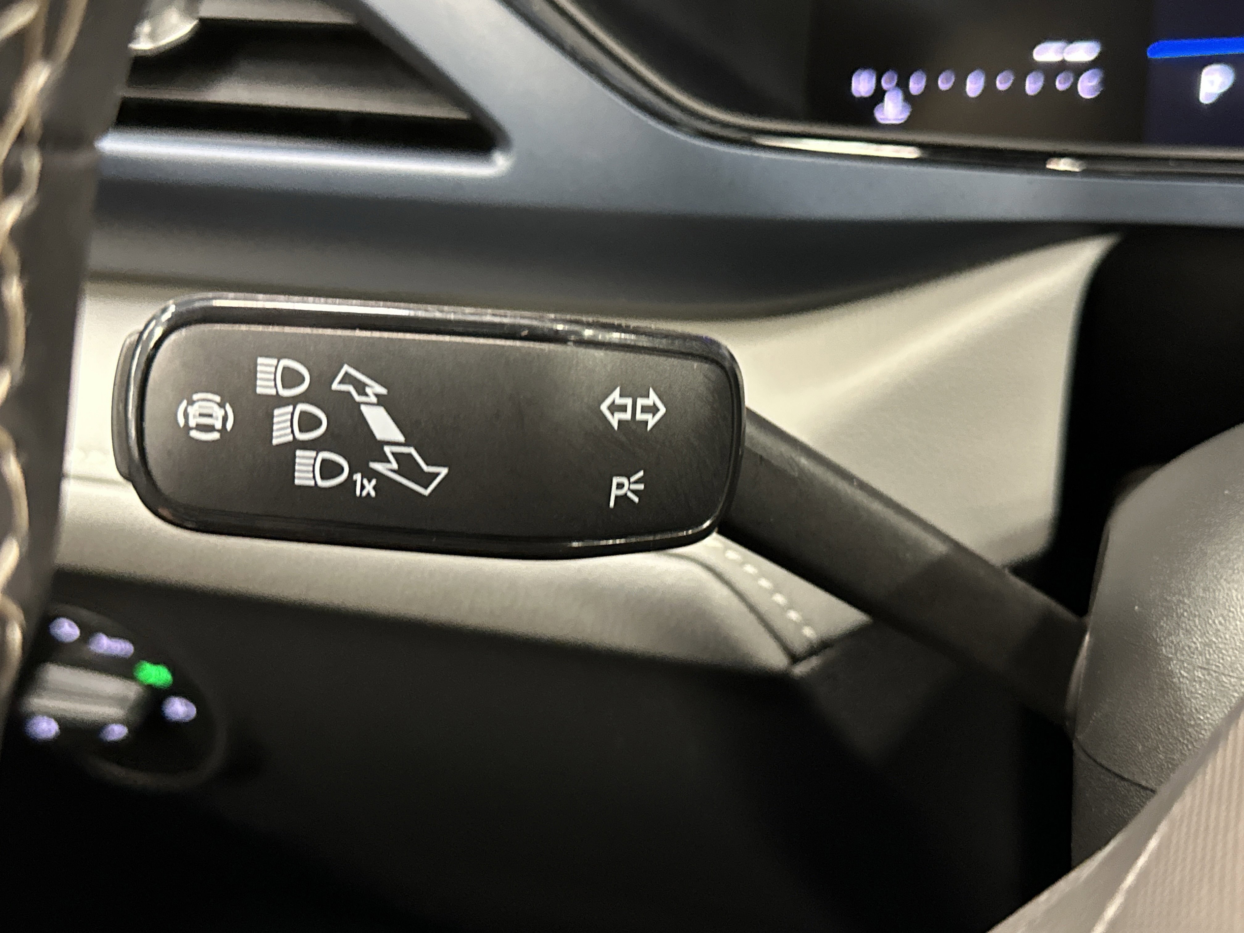 Used 2024 Volkswagen Taos SE image 34