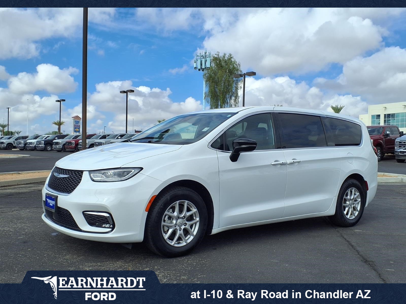Used 2025 Chrysler Pacifica Select