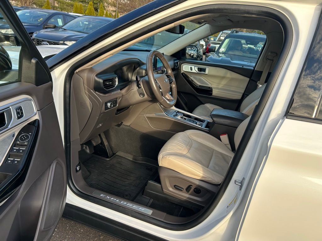 Certified 2022 Ford Explorer Platinum w/ Equipment Group 601A image 13