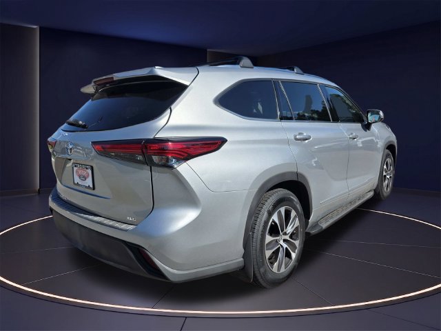 Used 2021 Toyota Highlander XLE FWD image 3