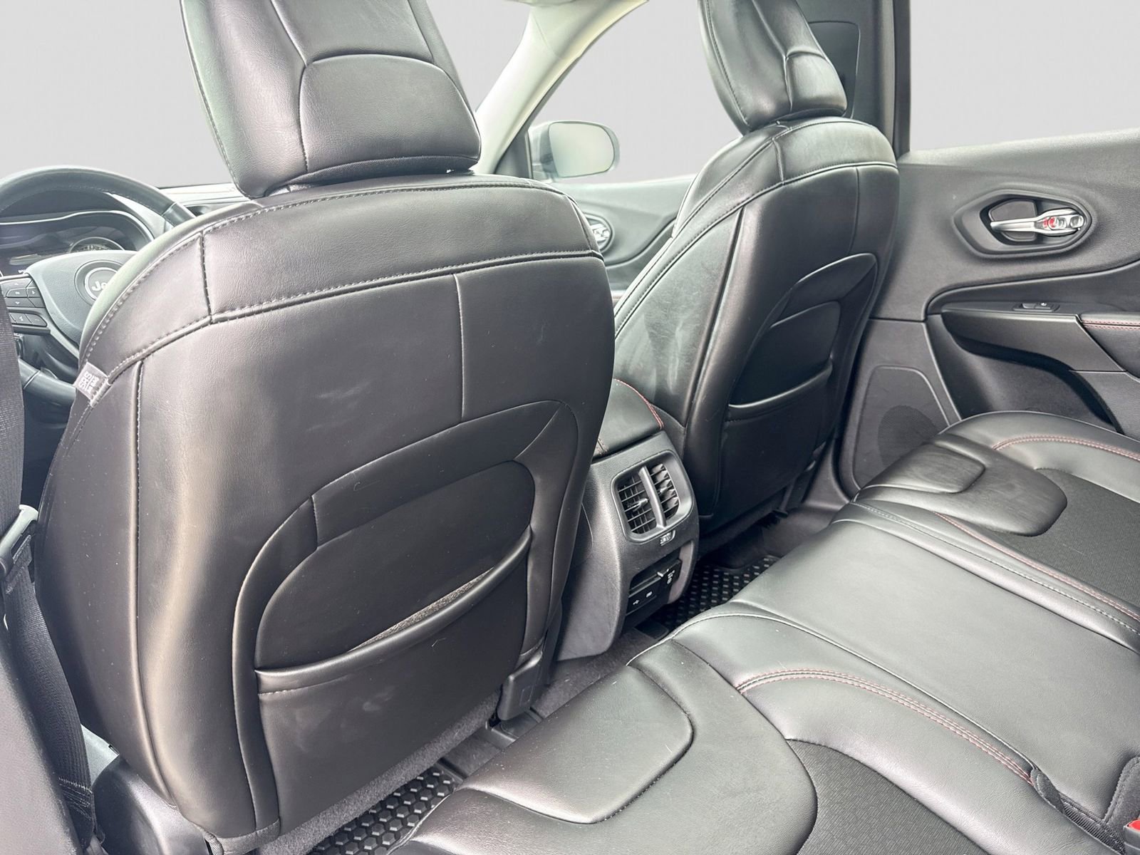 Used 2019 Jeep Cherokee Trailhawk w/ Comfort/Convenience Group AWD/4WD image 22