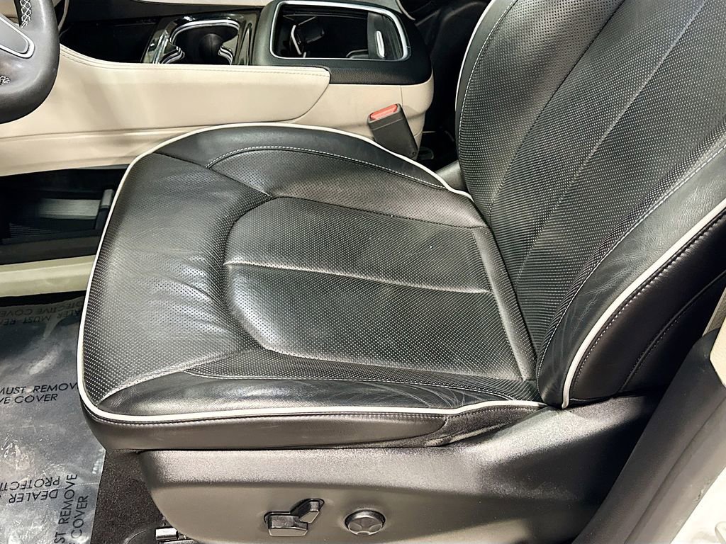 Used 2023 Chrysler Pacifica Limited image 17