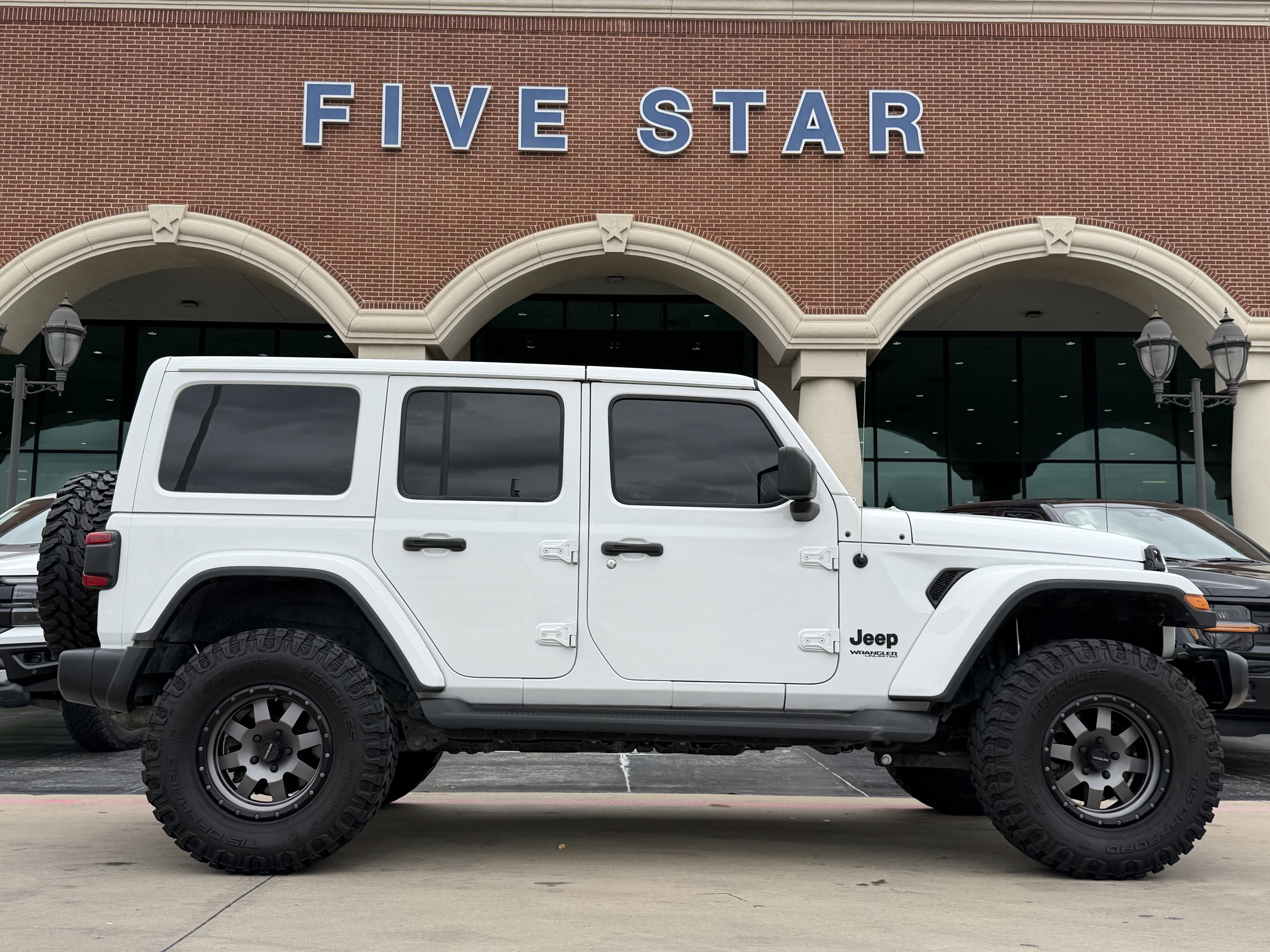 Used 2020 Jeep Wrangler Unlimited Sahara AWD/4WD image 3